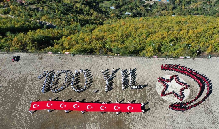 Artvin Atatepede öğrencilerden 100. yıl logosu