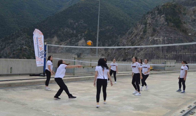 Artvin Deriner Barajı gövdesi üzerinde voleybol oynadılar