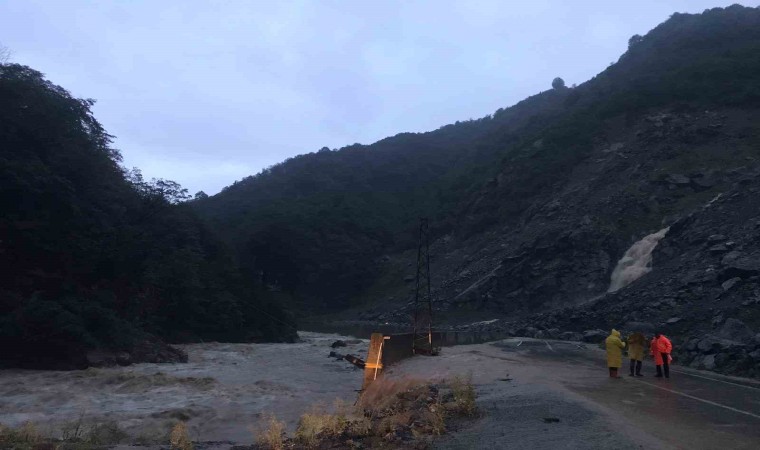 Artvinde dereler taştı, köy yolları ulaşıma kapandı