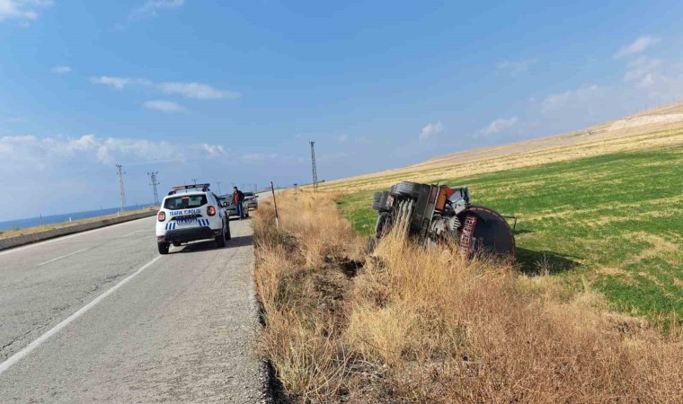 Asfalt tankeri şarampole devrildi