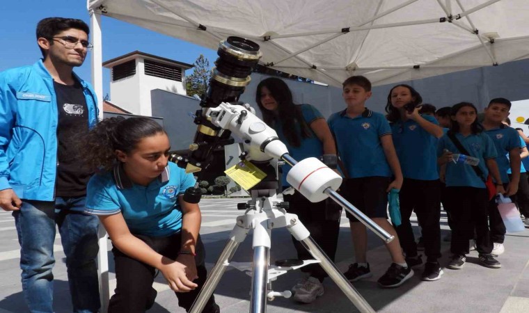 Astronomi profesörü Derman, Antalya Bilim Merkezinde öğrencilerle buluştu