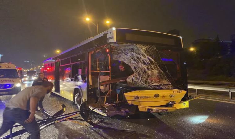 Ataşehir’de İETT otobüsü, emniyet şeridindeki minibüse çarptı: 2 yaralı