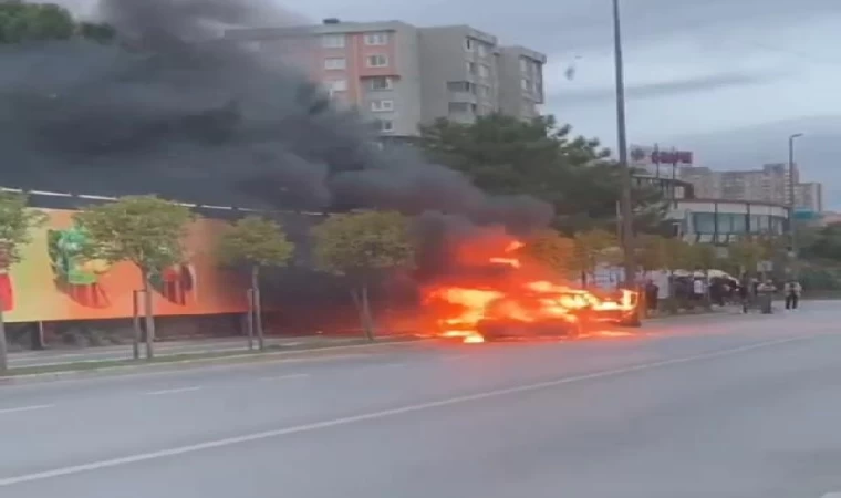 Ataşehir’de seyir halindeki otomobil alev alev yandı