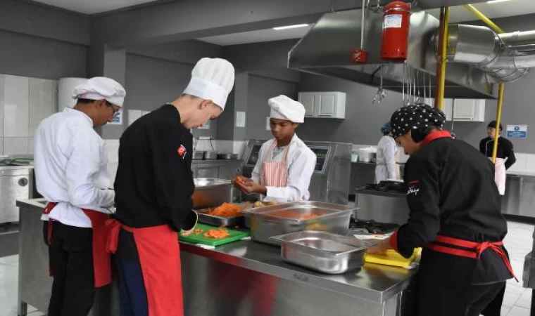 Atıl malzemelerden kurulan mutfakta, zihinsel engelli öğrenciler 3 okula yemek sağlıyor