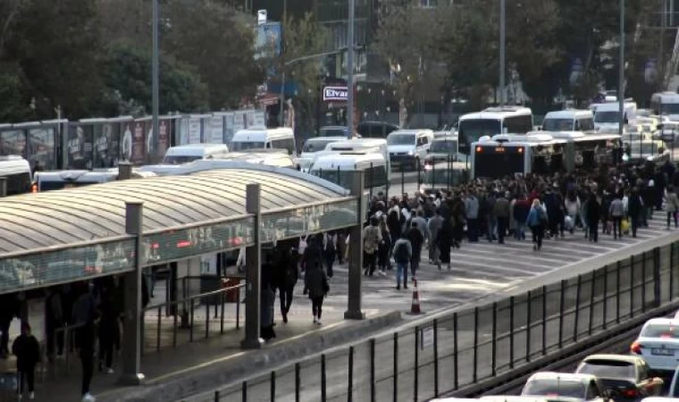 Avcılar’da metrobüse binmek isteyenlere ’beyaz yol’ sürprizi