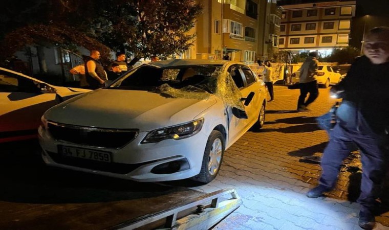 Avcılarda park halindeki araçlara çarpan otomobil yan yattı: 1 yaralı