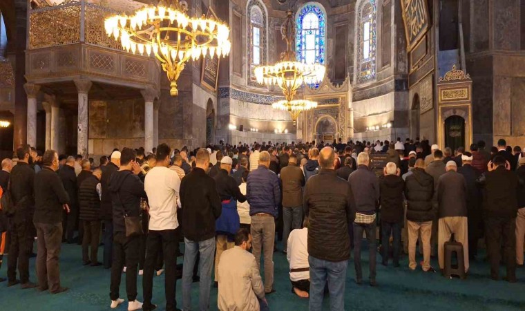 Ayasofya Camiinde Filistinde öldürülenler için gıyabi cenaze namazı kılındı