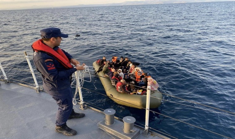 Ayvacık açıklarında Yunan unsurlarınca ölüme terk edilen 44 kaçak göçmen kurtarıldı