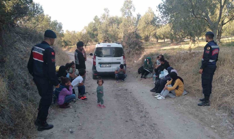 Ayvacıkta 16 kaçak göçmen ile 2 organizatör yakalandı