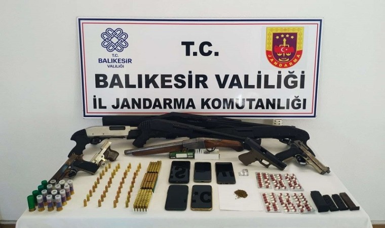 Ayvalıkta çok sayıda silah ve uyuşturucu madde ele geçirildi: 7 gözaltı