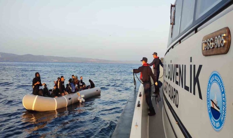 Ayvalıkta Türk kara sularına itilen 34 göçmen kurtarıldı