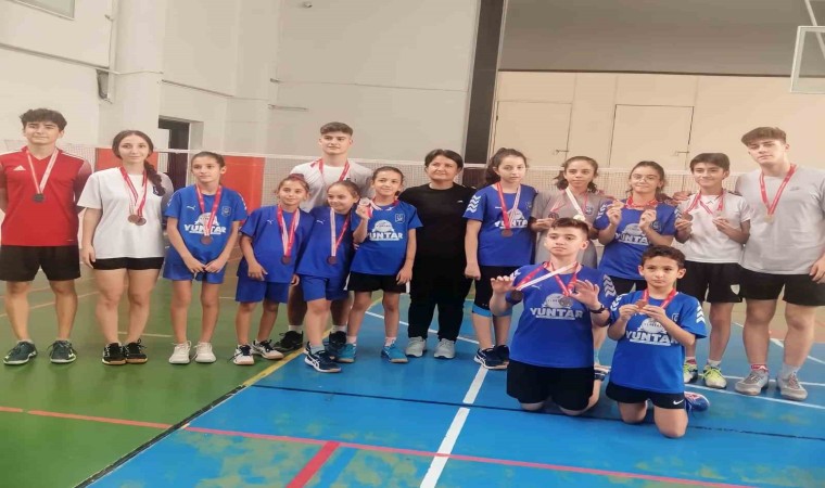 Badminton İl Birinciliğinde Yunusemre madalyaları topladı