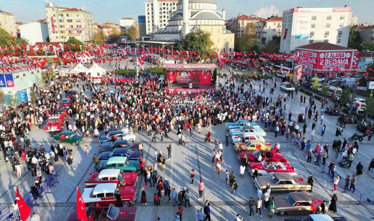 Bağcılarda klasik otomobillerden Cumhuriyet Konvoyu