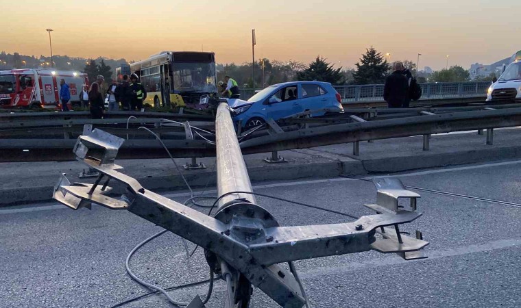 Bahçelievlerde İETT otobüsü aydınlatma direğine çarptı, devrilen direk hareket halindeki otomobilin üzerine düştü