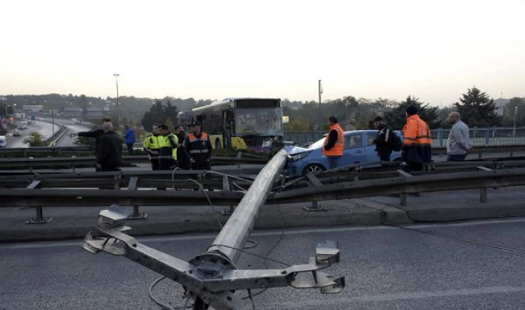 Bahçelievler’de İETT otobüsü aydınlatma direğini devirdi: Yol kapandı