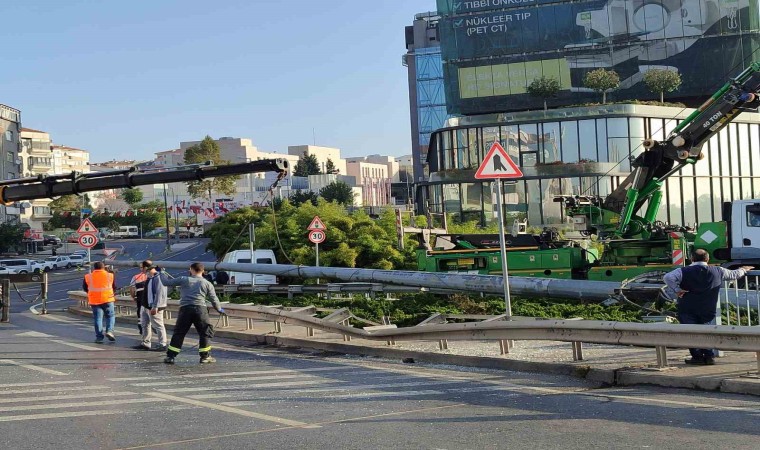 Bahçelievlerde İETT şoförünün çarpıp yola devirdiği direk kaldırıldı, trafik normale döndü