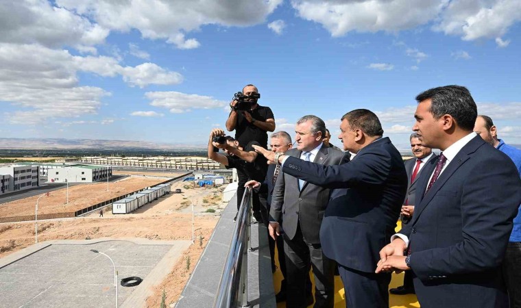 Bakan Bak: Çok modern ve kayısı için önemli bir merkez