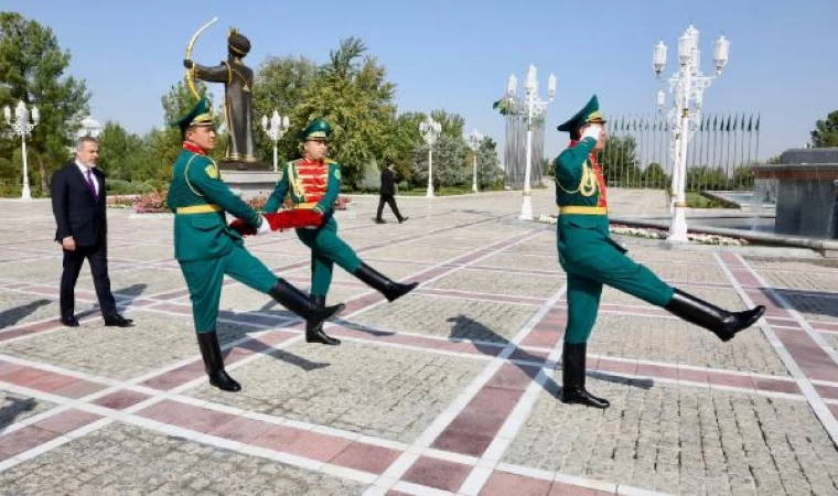 Bakan Fidan, Türkmenistan Bağımsızlık Anıtı’na çelenk koydu