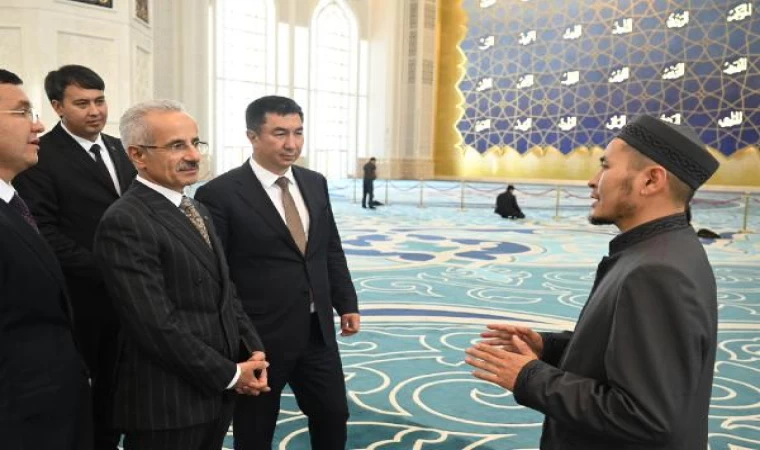 Bakan Uraloğlu, Astana Büyük Camisi’ni ziyaret etti