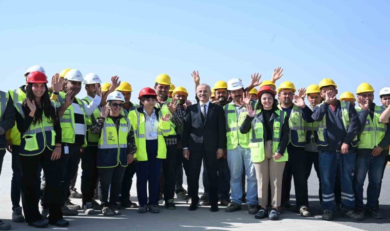 Bakan Uraloğlu: İki etaplı olarak gerçekleştirilecek proje çerçevesinde Ankara Esenboğa Havalimanımız 3. pistine kavuşacak”