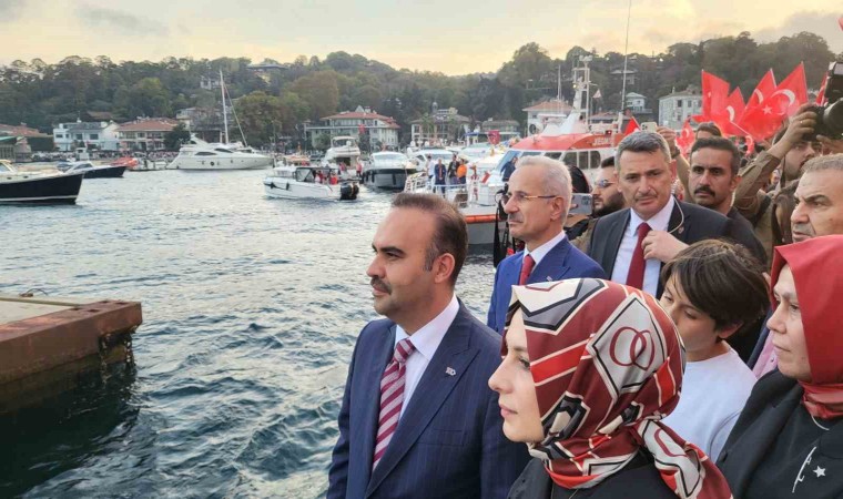 Bakan Uraloğlu ile Kacır, Tarabya Sahilinden 100 geminin geçişini izledi