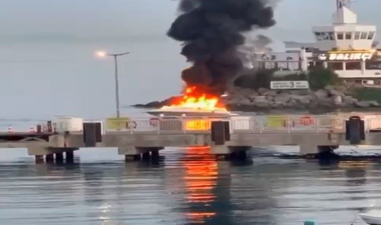 Bakırköyde lüks tekne alevlere teslim oldu