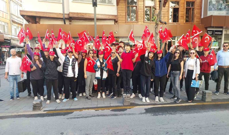 Balıkesirin caddeleri kırmızı beyaza büründü