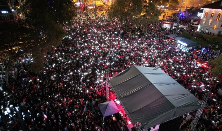 Bandırmada Cumhuriyet coşkusu Feridun Düzağaç konseri ile devam etti