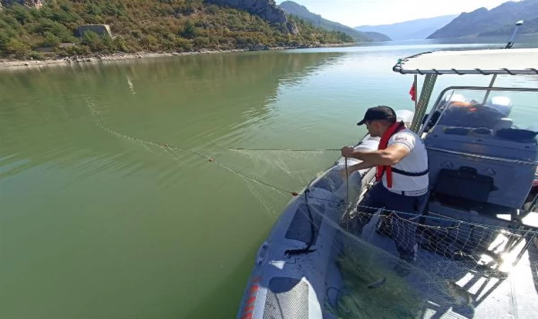 Baraj gölüne serilen sahipsiz ağa takılan 200 kilo canlı balık kurtarılarak suya bırakıldı