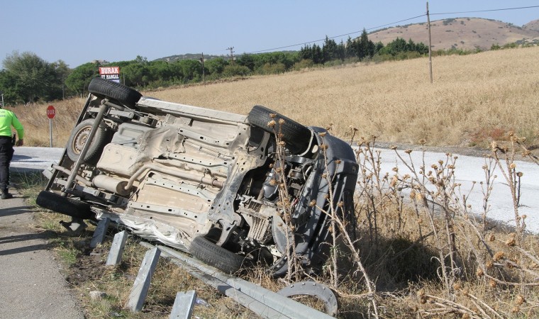 Bariyerlere çarpan araç yan döndü: 4 yaralı