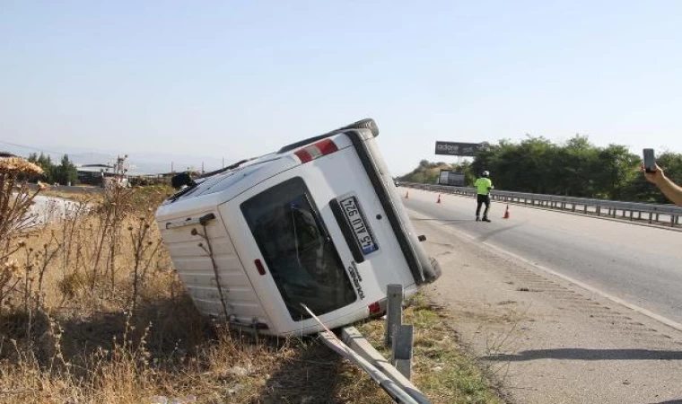 Bariyerlere çarpan hafif ticari araç devrildi; sürücü, eşi ve 2 çocuğu yaralı