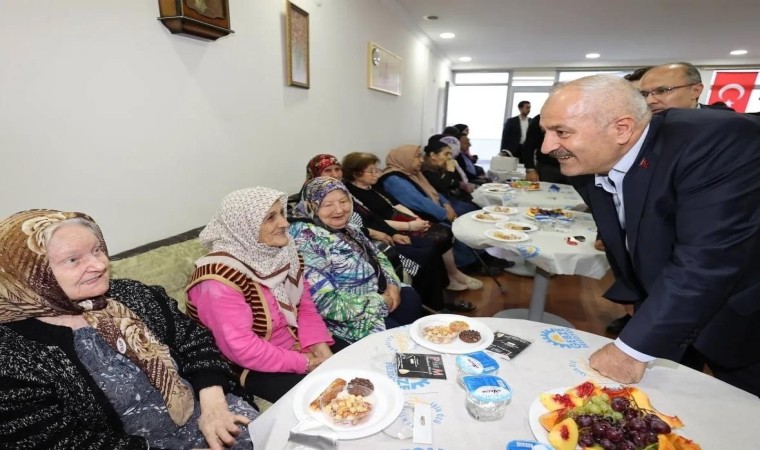 Başkan Büyükgöz huzurevi sakinlerini yalnız bırakmadı