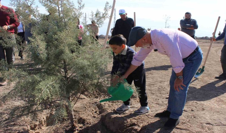 Başkan Çolakbayrakdar, 100. yılında 100 genç ile 100 ağaç dikti