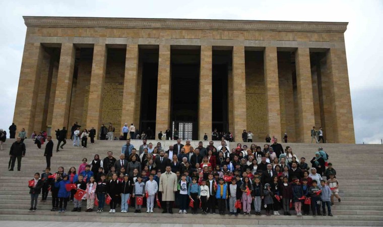 Başkan Günel 100 çocukla birlikte Anıtkabiri ziyaret etti