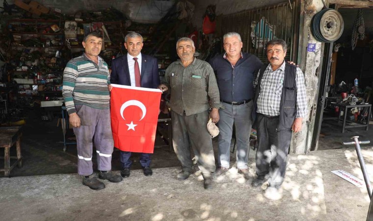 Başkan Kaplan, minibüsçü ve sanayi esnafına bayrak dağıttı