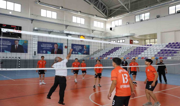 Başkan Zeybek voleybol maçında performansı ile gençlere taş çıkardı