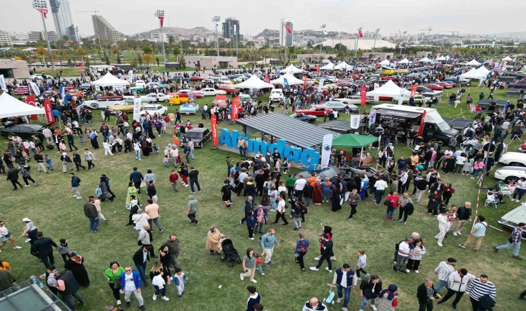 Başkentte Klasik Otomobil Festivaline 300 bin ziyaretçi