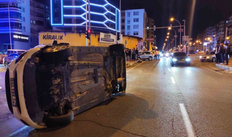 Batmanda kontrolden çıkan araç takla attı: 1i ağır 3 yaralı