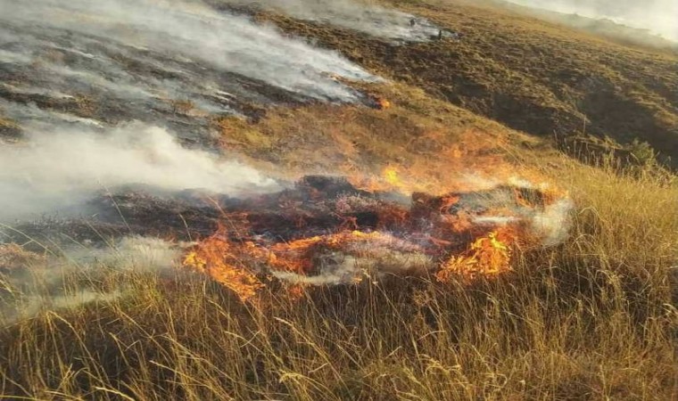 Bayburtun farklı köylerinde çıkan örtü yangınlarına müdahale edildi