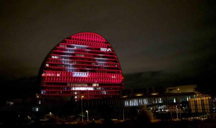 BBVA, 100. yıl coşkusunu Madriddeki binasına taşıdı