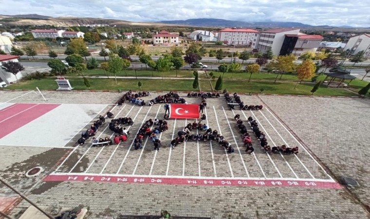 Bedenleriyle ‘Katil İsrail yazarak tepki gösterdiler