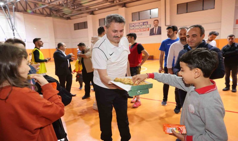 Belediye Başkanı meydan okudu, yenilince baklava dağıttı