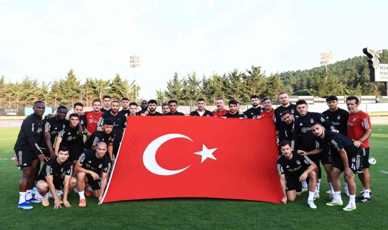 Beşiktaşlı futbolculardan Cumhuriyetin 100. yılı kutlaması