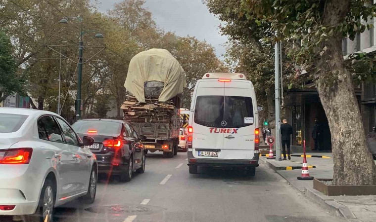 Beşiktaşta aşırı yüklü kamyon tehlike saçtı: O anlar kamerada