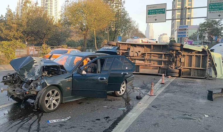 Beşiktaşta otomobil minibüse çarptı: 4 yaralı