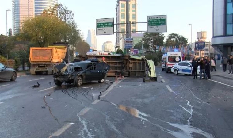 Beşiktaş’ta otomobil minibüse çarptı: 4 yaralı 