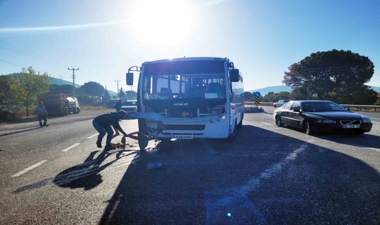 Beton mikseri ile yolcu midibüsü çarpıştı