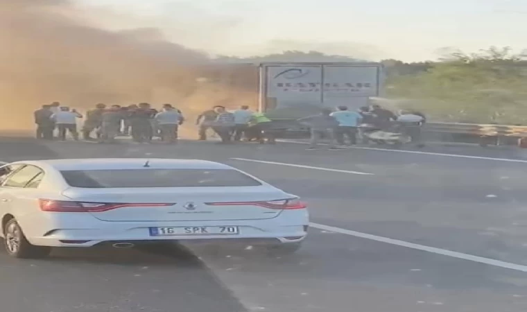 Beykoz’da otoyolda kağıt yüklü TIR’da yangın  