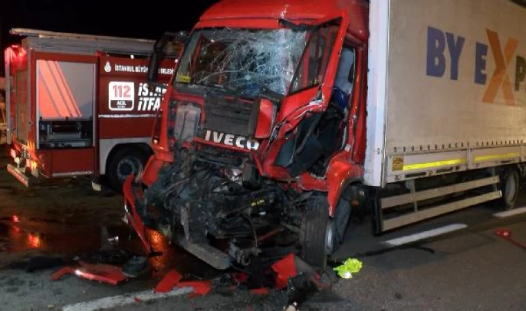 Beykoz’da TIR önce bariyerlere ardından park halindeki TIR’a çarptı