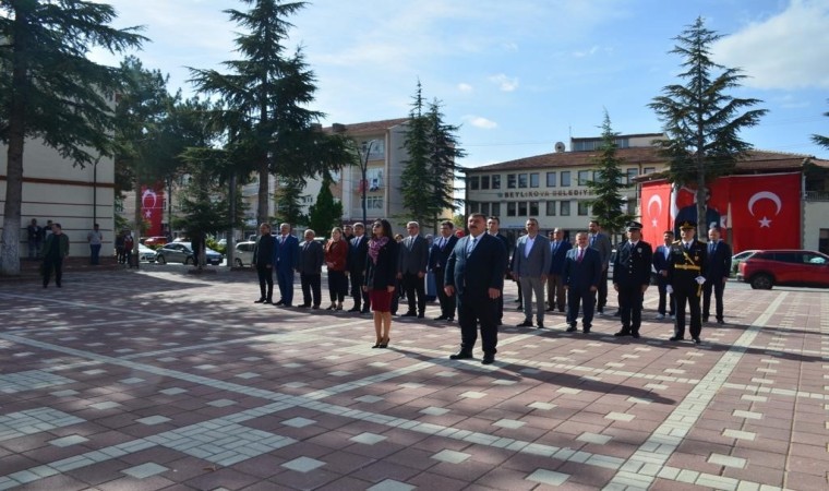 Beylikova Kaymakamı ve Başkan Özkan Alp Atatürk büstüne çelenk sundular